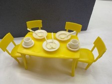 Conjunto de 14 xícaras e cadeiras de mesa vintage MPC plástico amarelo móveis para casa de bonecas comprar usado  Enviando para Brazil