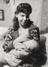 Roma mujer niña lactancia bebé historia social madre e hijo Balcanes +7905 segunda mano  Embacar hacia Mexico