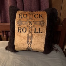 Travesseiro rock n roll. Couro em um lado. Detalhe e macio na frente 18x18 comprar usado Travesseiro rock n roll. Couro em um lado. Detalhe e macio na frente 18x18 comprar usado  Enviando para Brazil
