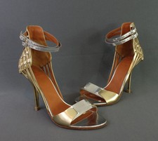 Usado, Sapato de salto Givenchy autêntico prata dourada couro alto brilho alça no tornozelo 38 1/2 8,5 comprar usado Usado, Sapato de salto Givenchy autêntico prata dourada couro alto brilho alça no tornozelo 38 1/2 8,5 comprar usado  Enviando para Brazil