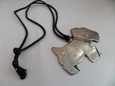 Collier gros pendentif d'occasion  Issy-les-Moulineaux