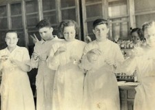 Foto vintage de homens do sexo feminino laboratório do instituto médico de jovens estudantes da década de 1940 comprar usado  Enviando para Brazil
