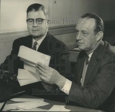 1957 Press Photo Festival of Arts Tesoureiro Turner Rice com Herbert Grieb comprar usado  Enviando para Brazil