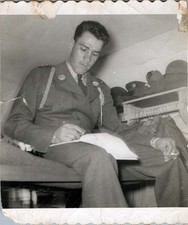 Foto de soldado escrevendo em notebook da Segunda Guerra Mundial comprar usado Foto de soldado escrevendo em notebook da Segunda Guerra Mundial comprar usado  Enviando para Brazil