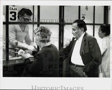 1981 Press Photo Chilenos aposentados fazem fila para receber pensão mensal em Santiago comprar usado  Enviando para Brazil
