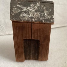 Vintage Arte Folclórica Primitiva Casa Bloco de Madeira, Marrom 2 3/4” de Altura, Outhouse? comprar usado  Enviando para Brazil