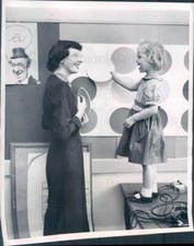 1953 Press Photo Ferndale MI Deaf Girl Valerie Lerdahl Teacher Ann Doty comprar usado  Enviando para Brazil