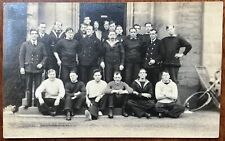 RPPC RETRATO DEL PERSONAL NAVAL REAL BRITÁNICO FUERA DEL EDIFICIO OFICIAL 1920’s, usado segunda mano  Embacar hacia Argentina