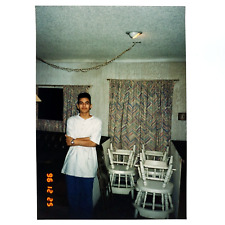 Foto de homem orgulhoso de cadeiras empilhadas década de 1990 restaurante interior flash instantâneo B3308 comprar usado  Enviando para Brazil