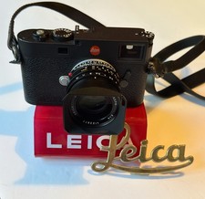 Suporte de câmera vermelho Leica, dos anos 1970-1980, um logotipo Leica de script de metal comprar usado Suporte de câmera vermelho Leica, dos anos 1970-1980, um logotipo Leica de script de metal comprar usado  Enviando para Brazil