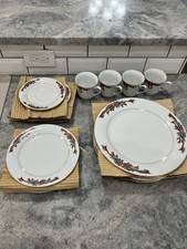 Usado, Conjunto de louça de porcelana Poinsétia & Ribbons 16 peças serviço para 4 comprar usado Usado, Conjunto de louça de porcelana Poinsétia & Ribbons 16 peças serviço para 4 comprar usado  Enviando para Brazil