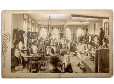 Loja de roupas fotográficas c1890 Worden Boston Factory Workers com máquinas de costura Singer comprar usado Loja de roupas fotográficas c1890 Worden Boston Factory Workers com máquinas de costura Singer comprar usado  Enviando para Brazil