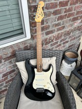 Guitarra SQUIER da Fender Strat - Precisa ser amarrada comprar usado  Enviando para Brazil