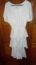 Jolie robe blanche d'occasion  Tinqueux