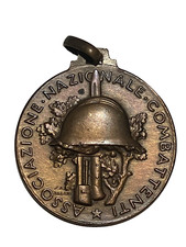 Ass.combattenti medaglia aduna usato  Colleferro