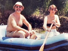 Por fotografia casal bonito década de 1980 barco inflável a remo lago sem camisa minério sujo comprar usado  Enviando para Brazil