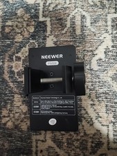 Usado, Placa de bateria NEEWER V Mount com suporte de poste de montagem em super braçadeira - PS008  comprar usado  Enviando para Brazil
