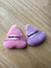 Aplicador facial Huda Beauty pequeño polvo soplado elige un color rosa o púrpura segunda mano  Embacar hacia Mexico