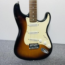 Guitarra elétrica Squier da Fender Bullet Strat Stratocaster Sunburst com estojo, usado comprar usado  Enviando para Brazil