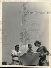 1972 Press Photo Crew estuda planos sob torre de antena em Nova York, usado comprar usado  Enviando para Brazil