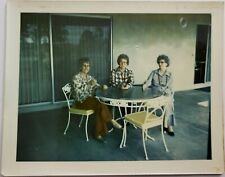 Foto de colección encontrada instantánea Polaroid damas 1975 abuelas patio sonriendo afuera segunda mano  Embacar hacia Argentina