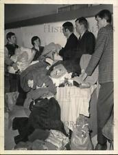 1970 Press Photo Câmara de Comércio coleciona doações de roupas em Nova York comprar usado  Enviando para Brazil