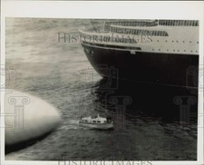 1972 Press Photo Bomb Disposing Experts Approach QE II após ameaça de bomba comprar usado  Enviando para Brazil