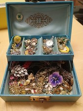 Usado, Lote de joias vintage com pinos de caixa vintage relógios pulseiras colares comprar usado  Enviando para Brazil