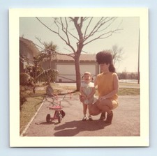 Foto antiga vintage colorida quadrada MULHER RUIVA CABELO COLMEIA VERMELHA MENINA TRICICLO comprar usado  Enviando para Brazil