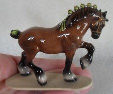 Usado, Antigo Hagen Renaker? Estatueta de cavalo Clydesdale cerâmica fitas verdes 4” X 2-3/8” T comprar usado  Enviando para Brazil