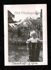 CERCA DE PIQUETE DE QUINTAL CESTA DE BUSHEL BEBÊ INFELIZ FOTO ANTIGA/VINTAGE INSTANTÂNEA - J20 comprar usado  Enviando para Brazil