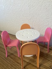 Mesa de cozinha e 4 cadeiras da Barbie. Plástico comprar usado  Enviando para Brazil