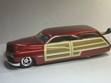 Veículo Hot Wheels Custom Merc Woody Station Wagon vermelho com prancha de surf fundido 1:18 comprar usado  Enviando para Brazil