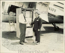 1946 Press Photo Ed Coulter recebe uma geladeira da P.C. Marrom em Indiana comprar usado  Enviando para Brazil