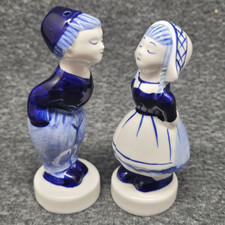 Usado, Shakers de sal e pimenta estilo Delft azul porcelana menino menina beijando pintados à mão comprar usado  Enviando para Brazil