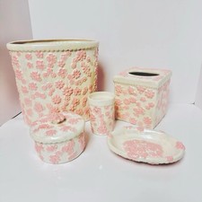 Conjunto de escritório de cerâmica arnéis iridescentes floral rosa vaidade banheiro anos 70 5 peças vintage comprar usado Conjunto de escritório de cerâmica arnéis iridescentes floral rosa vaidade banheiro anos 70 5 peças vintage comprar usado  Enviando para Brazil