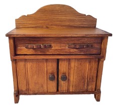 Armário de madeira vintage para bonecas ~ 7 1/2 "x 7" x 4" ~ 1 gaveta e 2 portas comprar usado  Enviando para Brazil