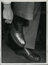 1955 Press Photo New York Galocha Moderna Borrachas para calçados de chuva NYC comprar usado  Enviando para Brazil