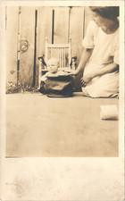 BABY BOY IN LEATHER BOLSA DE VIAGEM antiga foto real cartão postal RPPC C1910 comprar usado  Enviando para Brazil