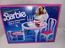 *RARO* CIB Vintage 1984 Rosa Mesa Redonda Sillas Barbie Juego de Comedor Platos de Comida segunda mano  Embacar hacia Argentina