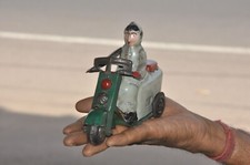 Vintage nº Scooter brinquedo de lata 777 verde e cinza pintado à mão comprar usado  Enviando para Brazil