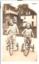 Foto fofa de família da década de 1940 para meninas andando de triciclos Cheesy Grin Sisters comprar usado  Enviando para Brazil