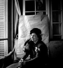 Portrait woman sitting d'occasion  Expédié en Belgium