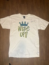 Camiseta Branca Stussy Wise Up Tamanho M FEITA PELA PRIMEIRA VEZ EM FÁBRICA APROVADA comprar usado Camiseta Branca Stussy Wise Up Tamanho M FEITA PELA PRIMEIRA VEZ EM FÁBRICA APROVADA comprar usado  Enviando para Brazil