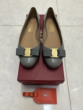 Usado, Salvatore Ferragamo cinza couro envernizado Vara arco balé liso tamanho 6C comprar usado  Enviando para Brazil