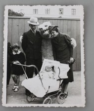 Vintage zdjęcie biały niedźwiedź polarny i mama tata i dziecko w wózku na sprzedaż  PL
