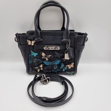 Bolsa tiracolo Coach Swagger 17 preta aplique borboleta couro genuíno comprar usado  Enviando para Brazil