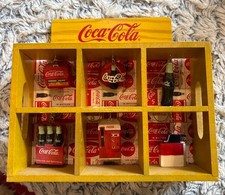 Mini exibição de enfeite de caixa de Coca-Cola com enfeites. Colecionável raro comprar usado  Enviando para Brazil