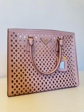 Bolsa tote PRADA Saffiano couro perfurado rosa tamanho grande design elegante, usado comprar usado  Enviando para Brazil