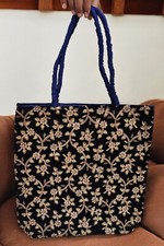 Bolsa tote luxuosa bordada artesanal – Elegante bolsa de ombro preta e dourada comprar usado Bolsa tote luxuosa bordada artesanal – Elegante bolsa de ombro preta e dourada comprar usado  Enviando para Brazil